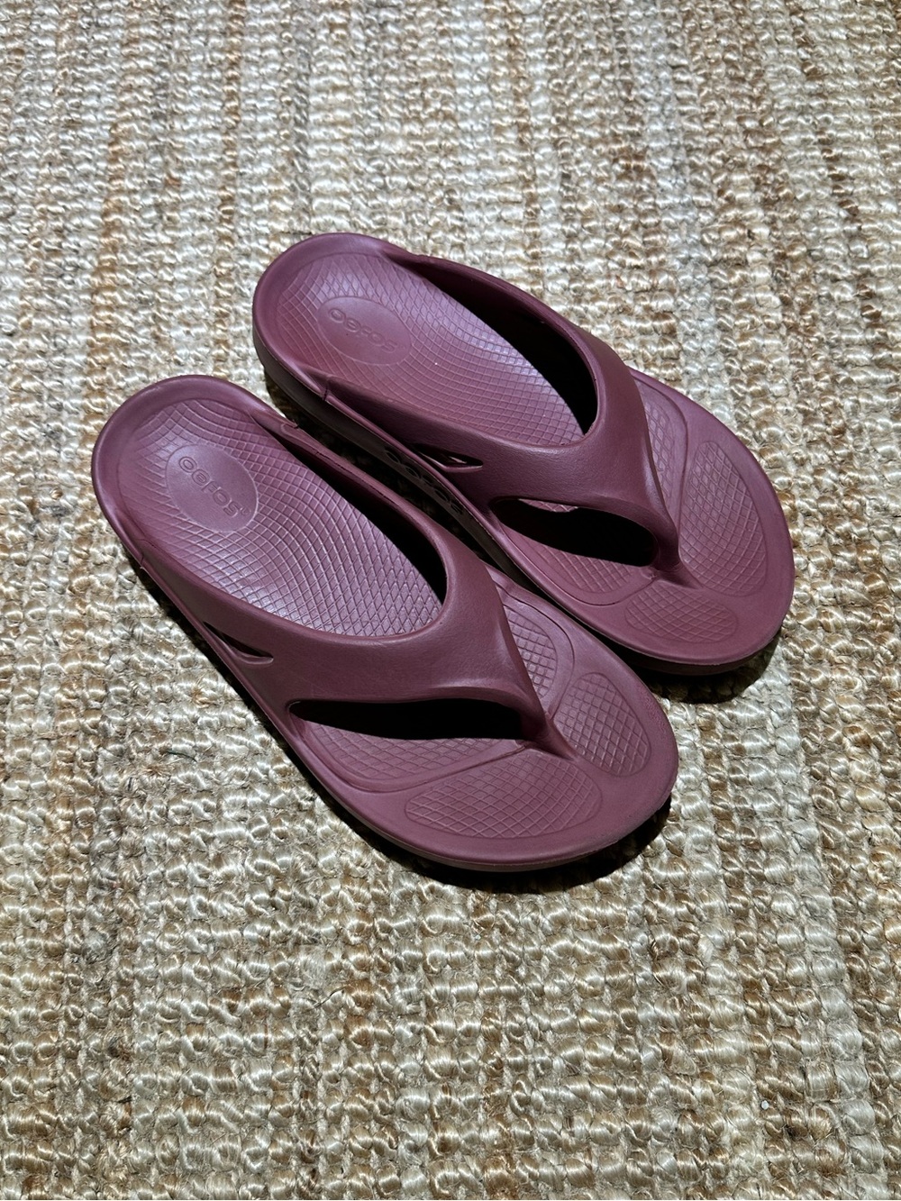 OOFOS Women's OOahh Thong Sandals — Wine